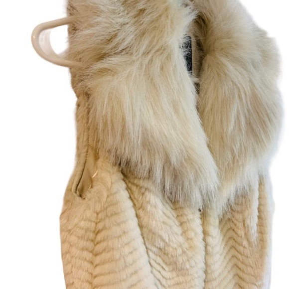 💛 GUESS XS Cream Gold Faux-Fur Sleeveless Vest💛 - Picture 6 of 6
